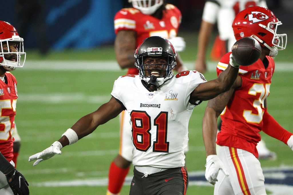 Tampa Bay Buccaneers Re-Sign Antonio Brown