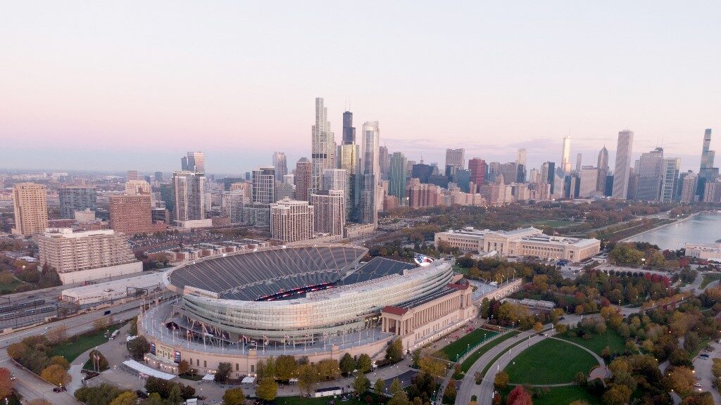 Chicago-and-Soldier-Field-skyline-line-aspect-ratio-16-9