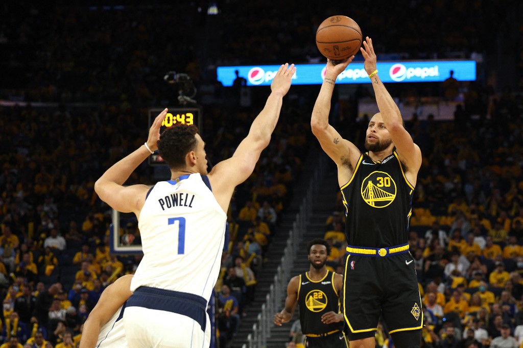 Stephen Curry Golden State Warriors Dwight Powell Dallas Mavericks