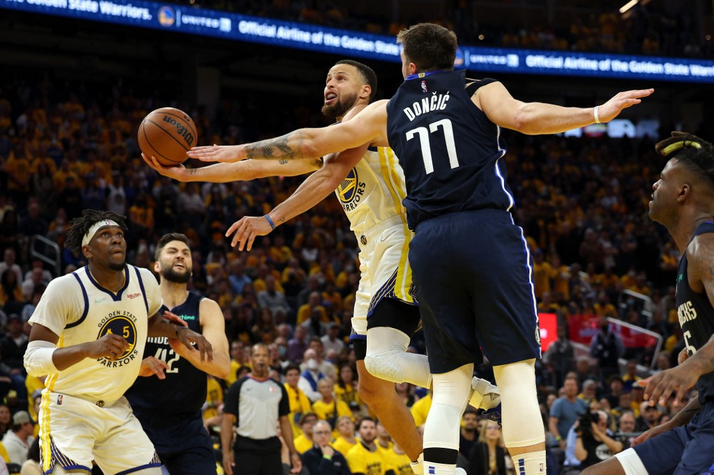 Curry Warriors basket Doncic Mavericks