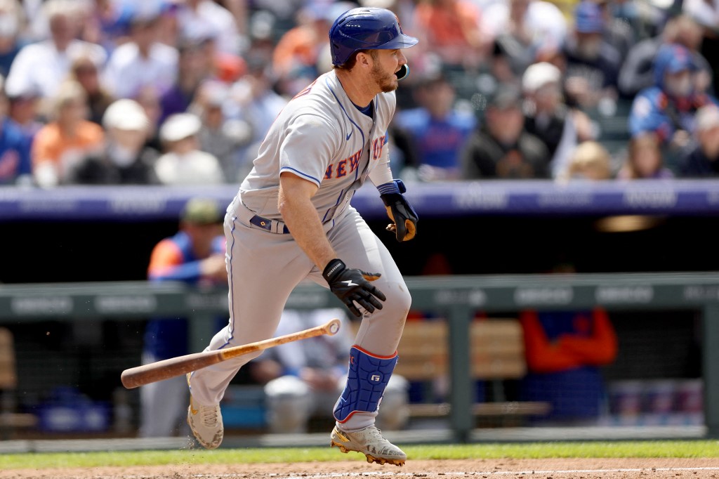Pete Alonso Mets hits baseball