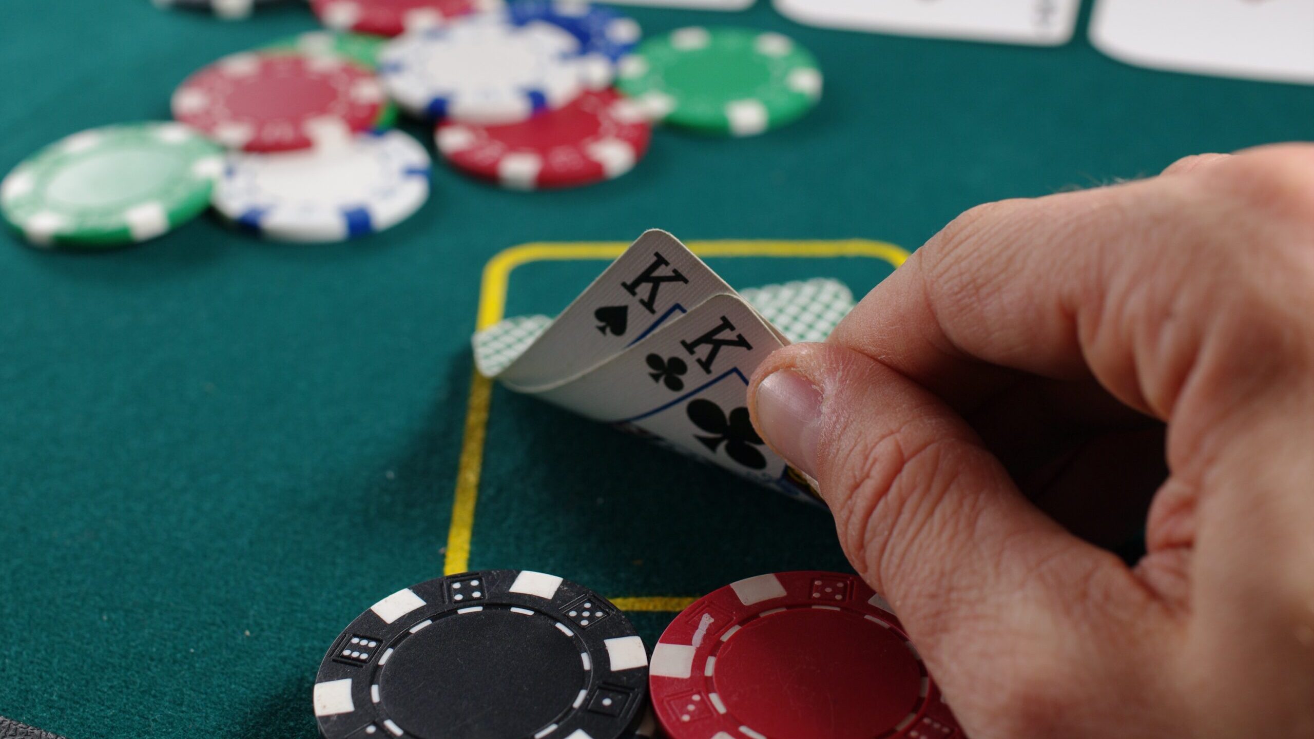 pocket-kings-poker-texas-holdem-chips-scaled-aspect-ratio-16-9