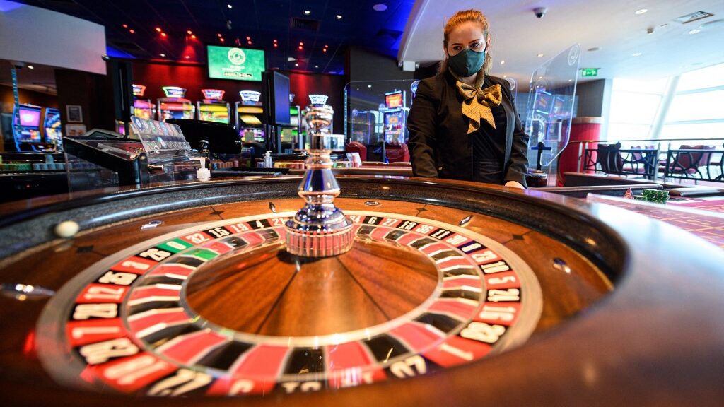 roulette-table-casino-play-aspect-ratio-16-9