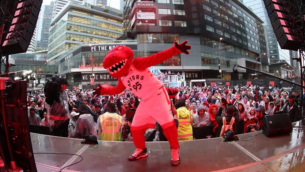 toronto-raptors-mascot-golden-state-warriors-nba-finals--aspect-ratio-16-9