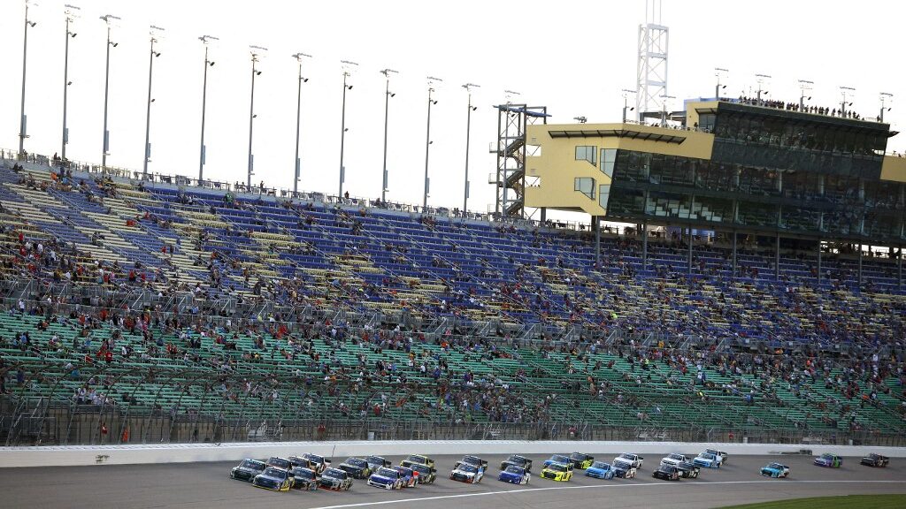 nascar-camping-world-truck-series-kansas-speedway-aspect-ratio-16-9