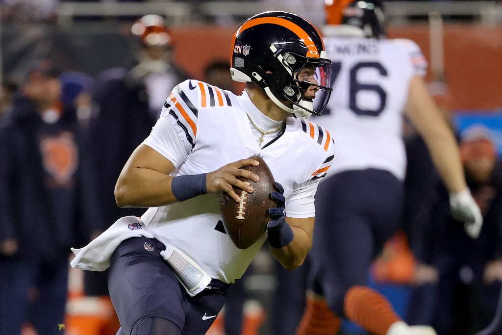 Justin Fields Chicago Bears Minnesota Vikings Soldier Field NFL.
