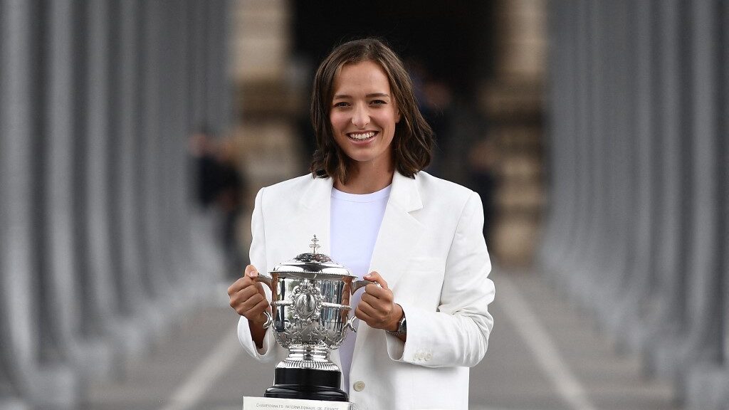 iga-swiatek-suzanne-lenglen-trophy-roland-garros-aspect-ratio-16-9