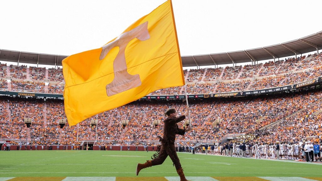 Tennessee-Volunteers-college-football-flag-aspect-ratio-16-9