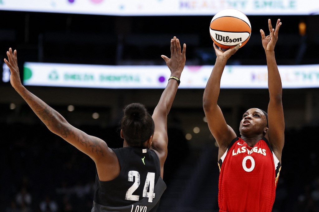 jackie young las vegas aces shoots against seattle storm