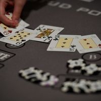 Should You Play Poker Tournaments or Cash Games?