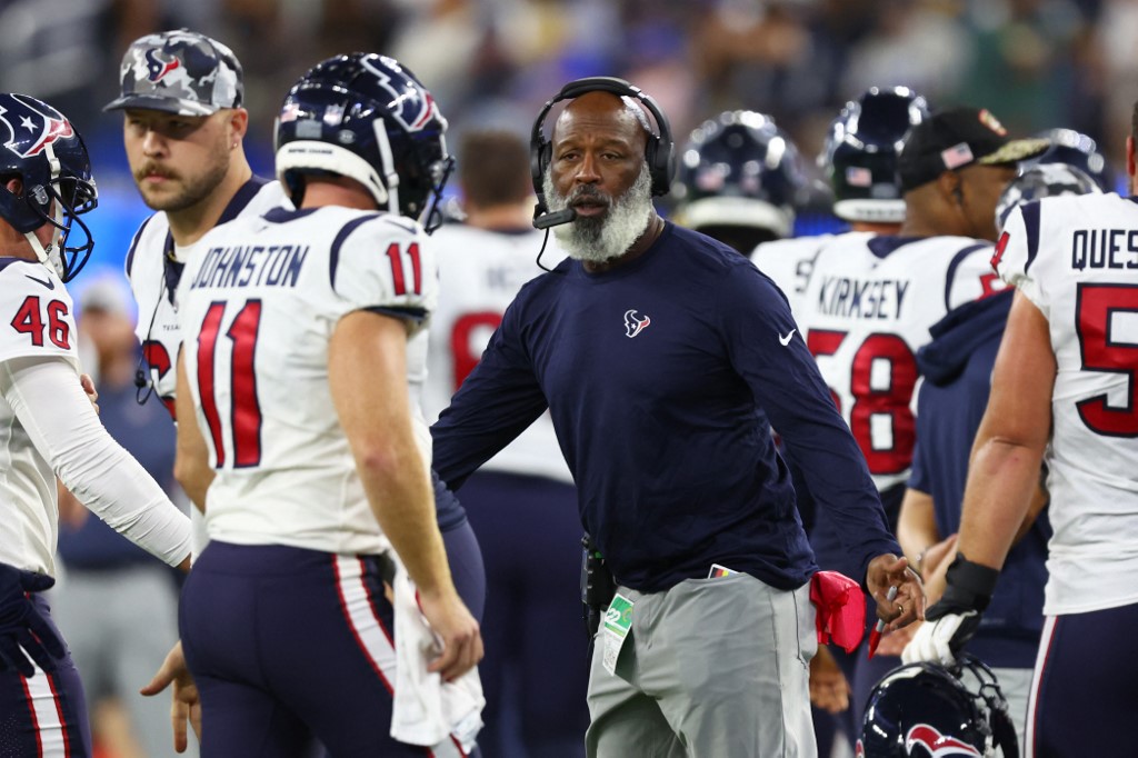 November 3, 2022: Houston Texans head coach Lovie Smith talks with