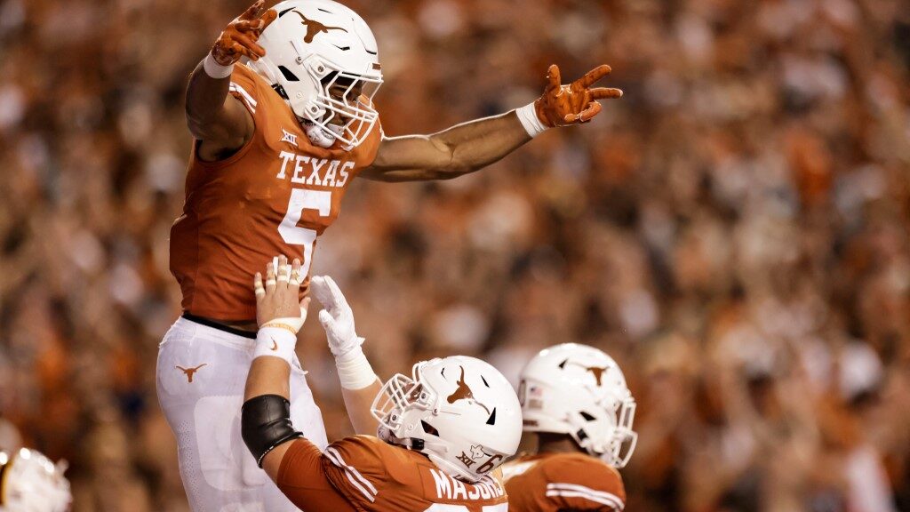 Bijan-Robinson-running-back-texas-longhorns-celebrates-touchdown-aspect-ratio-16-9