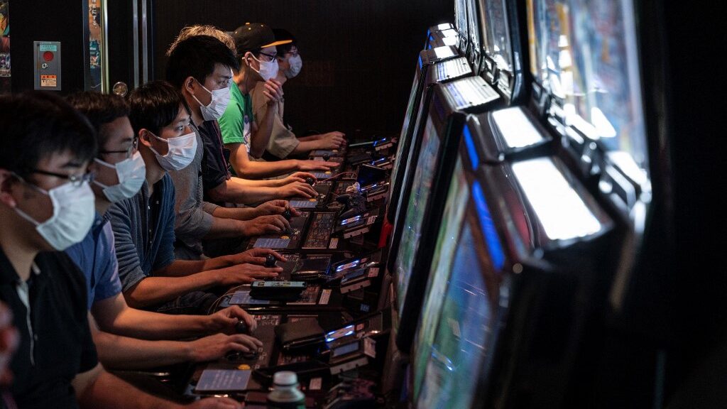 people-playing-video-games-gigo-akihabara-building-4-aspect-ratio-16-9
