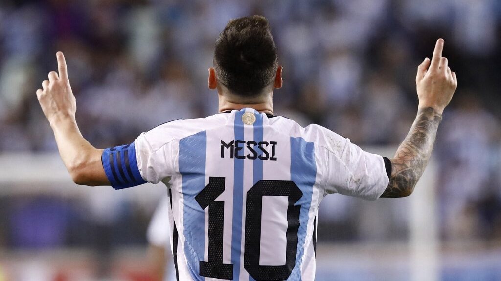 lionel-messi-celebrates-argentina-soccer-team-aspect-ratio-16-9