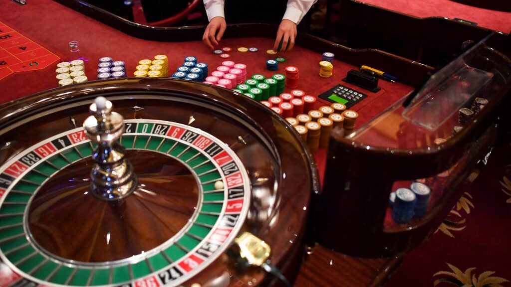How to Play Roulette: Can You Outsmart the House Edge with the Snake Bet?