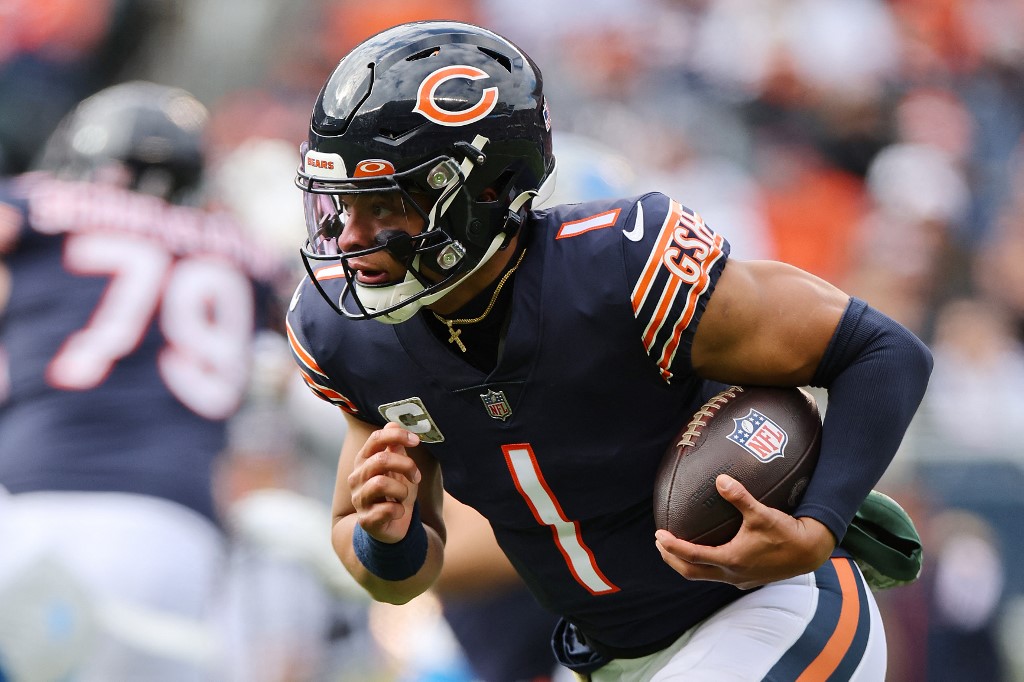 Jalen Hurts runs, throws Eagles past Bears 25-20 - National Football Post