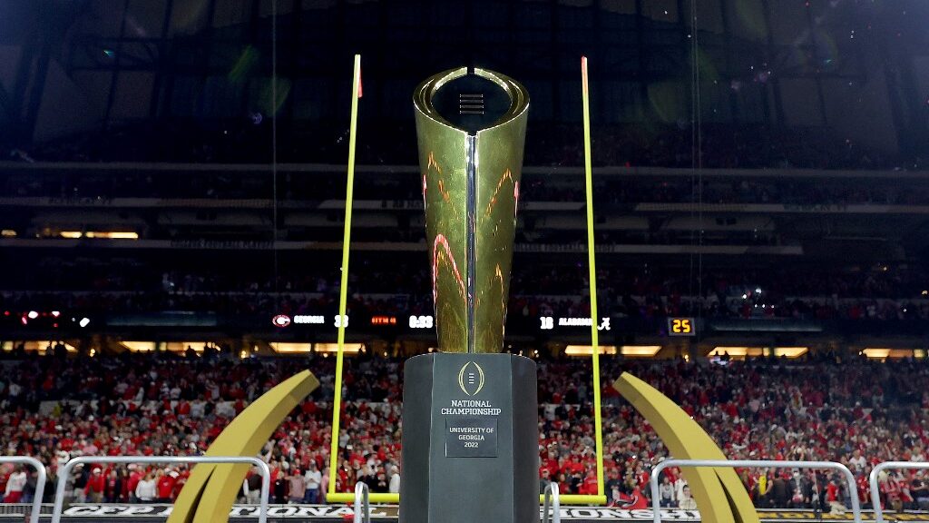 national-championship-trophy-georgia-bulldogs-alabama-crimson-tide-aspect-ratio-16-9