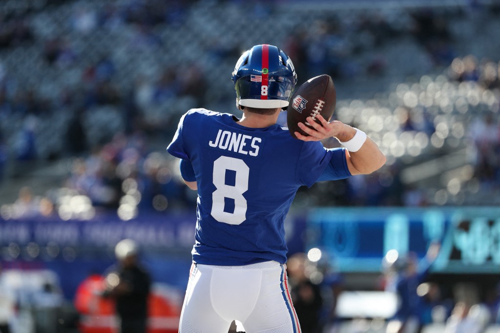 Daniel Jones #8 of the New York Giants