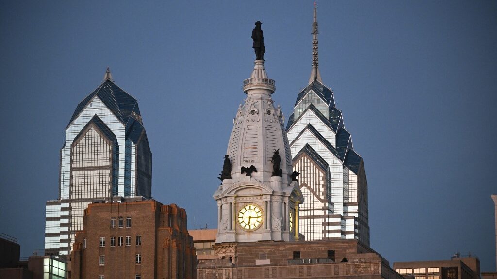 william-penn-statue-philadelphia-city-pennsylvania-aspect-ratio-16-9