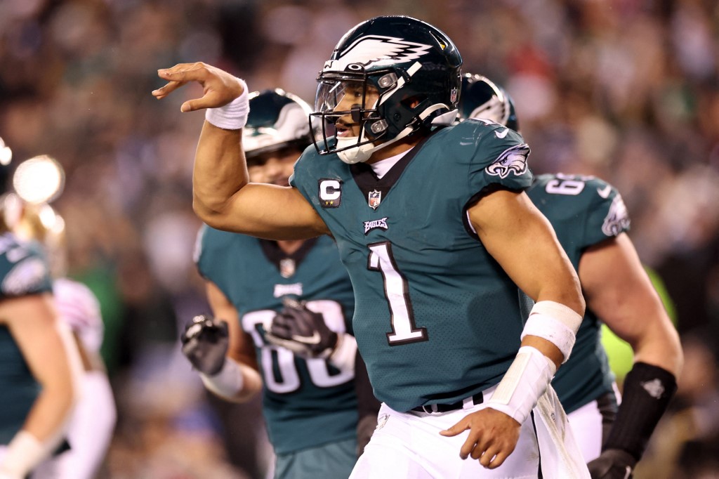 Wentz rallies Eagles to 1st win of season, 25-20 over San