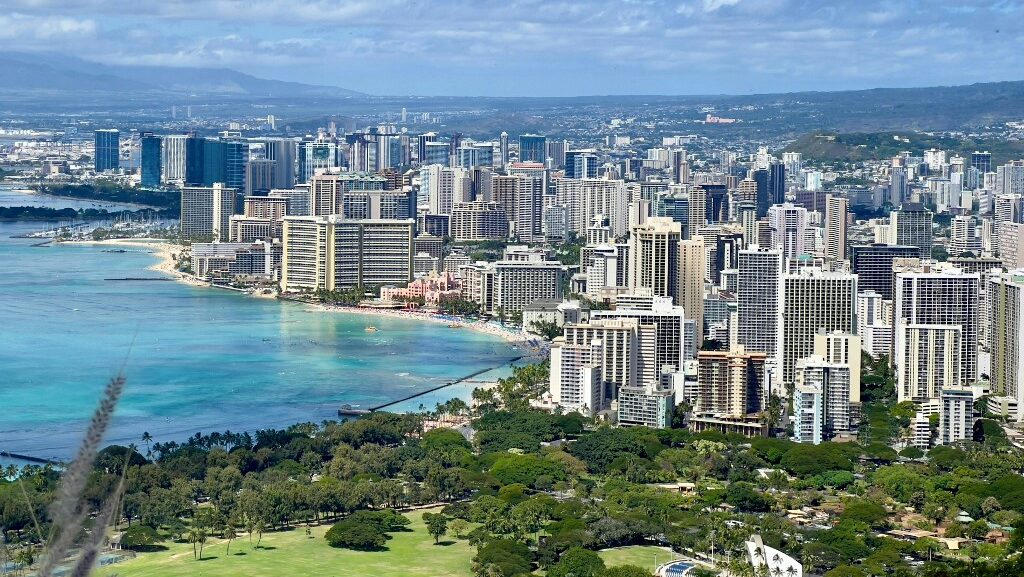 waikiki-beach-honolulu-hawaii-diamond-head-crater-aspect-ratio-16-9