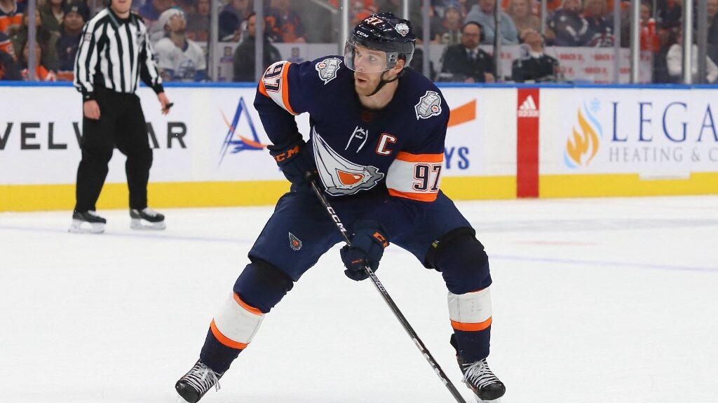 connor-mcdavid-edmonton-oilers-hockey-player-aspect-ratio-16-9
