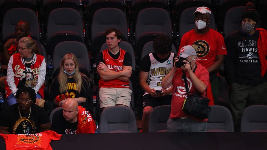 atlanta-hawks-fans-state-farm-arena-aspect-ratio-16-9