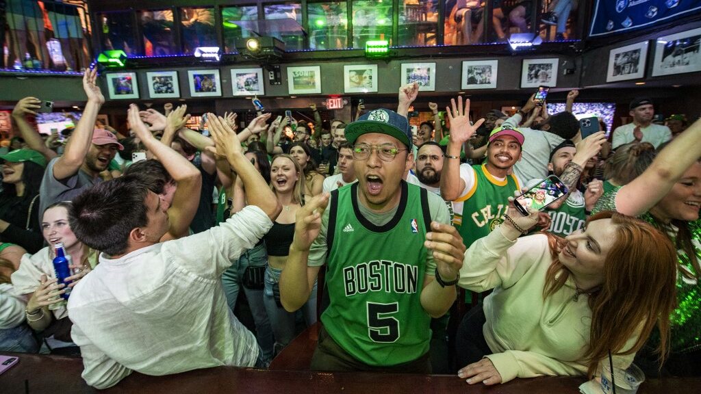 fans-the-greatest-bar-celtics-golden-state-warriors-aspect-ratio-16-9