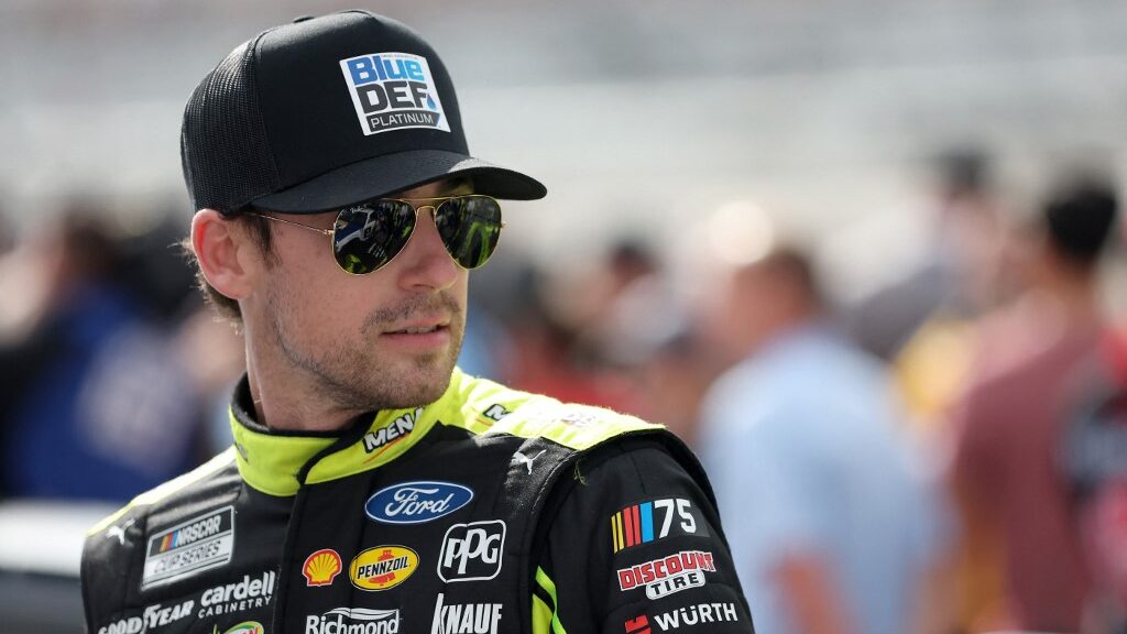 ryan-blaney-nascar-driver-ford-before-race-aspect-ratio-16-9