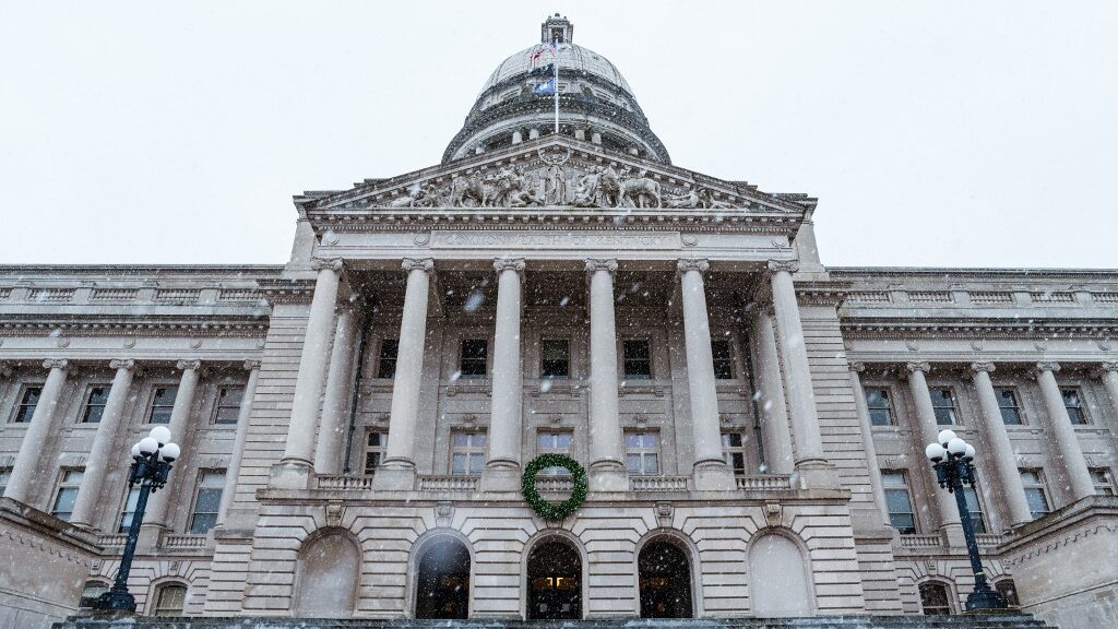 kentucky-state-capitol-building-frankfort-united-states-aspect-ratio-16-9