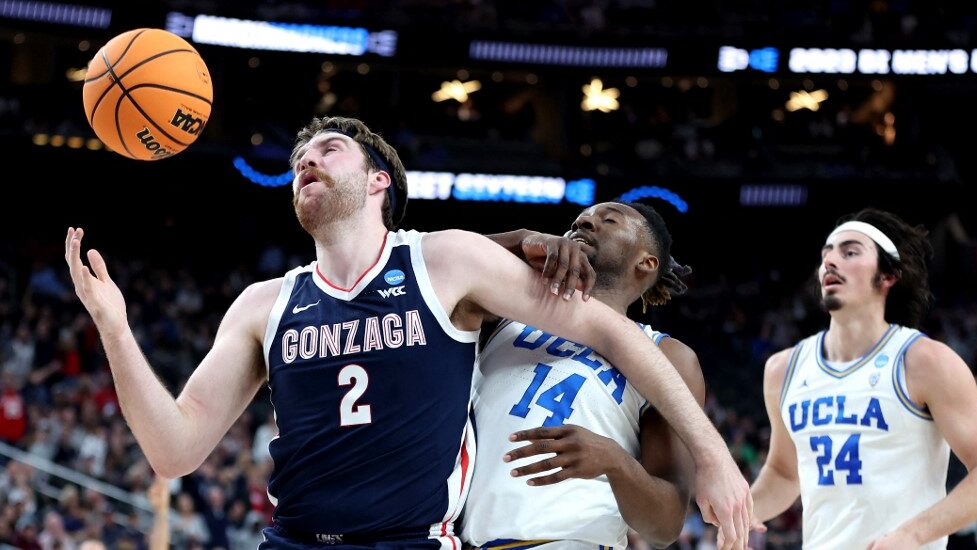 Drew-Timme-Gonzaga-Bulldogs-rebounds-against-UCLA-Bruins-march-madness-2023-aspect-ratio-16-9