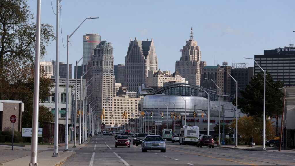 detroit-skyline-grand-river-avenue-michigan-aspect-ratio-16-9