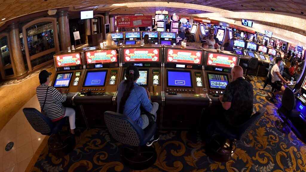 guests-video-poker-machine-hotel-casino-aspect-ratio-16-9