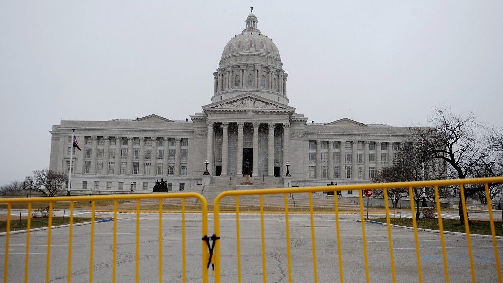 gated-barricade-missouri-state-capitol-building-jefferson-city-aspect-ratio-16-9