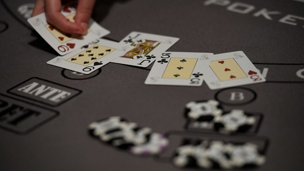 dealer-cards-stud-poker-table-casinos-aspect-ratio-16-9