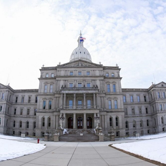 michigan-state-capitol-building-lansing-general-view-aspect-ratio-1-1