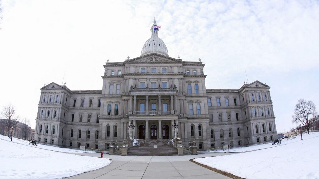 michigan-state-capitol-building-lansing-general-view-aspect-ratio-16-9