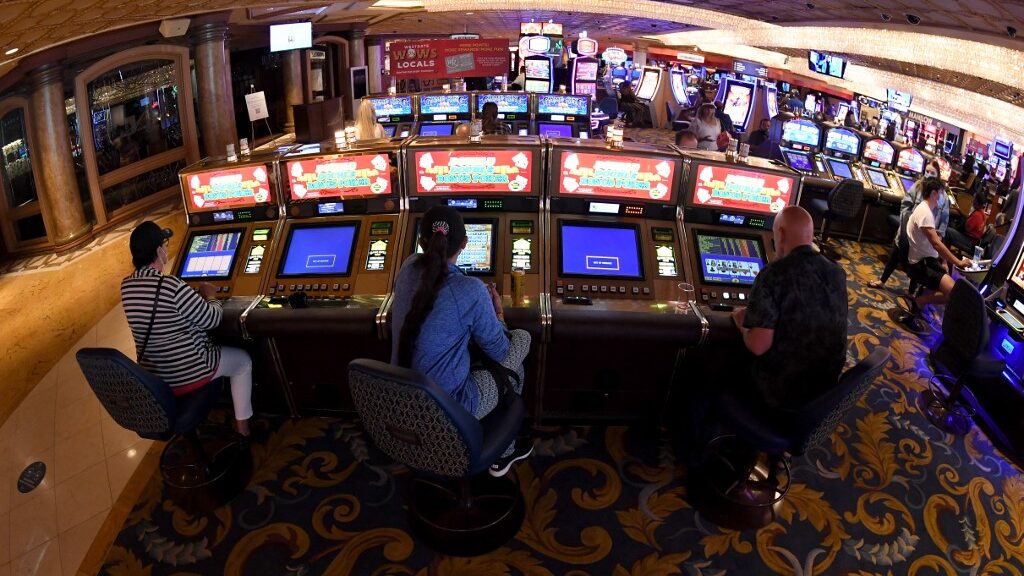 guests-video-poker-machine-hotel-casino-aspect-ratio-16-9