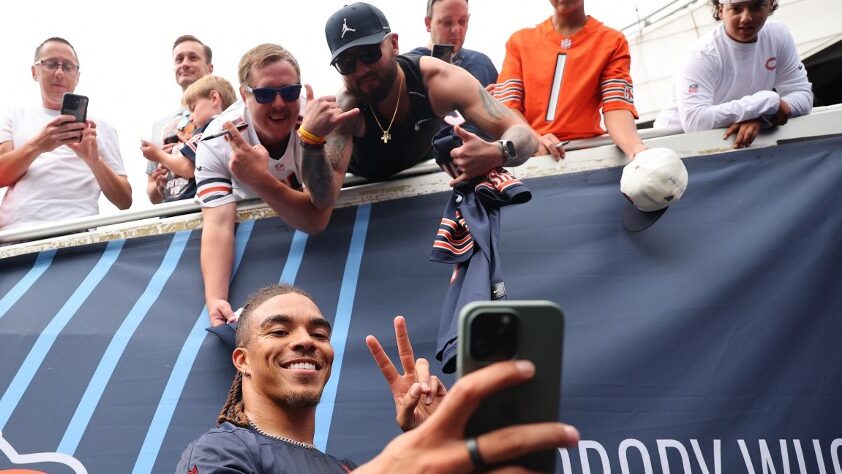 chase-claypool-chicago-bears-fans-selfie-buffalo-bills-aspect-ratio-16-9