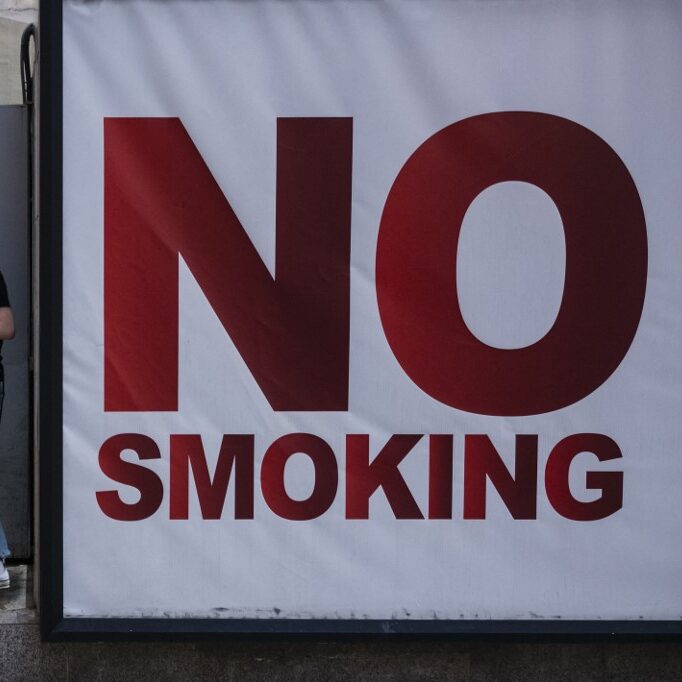 general-view-no-smoking-sign-public-area-aspect-ratio-1-1