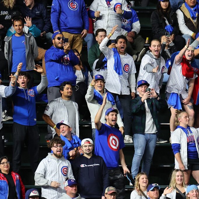 chicago-cubs-fans-cheer-pittsburgh-pirates-illinois-aspect-ratio-1-1