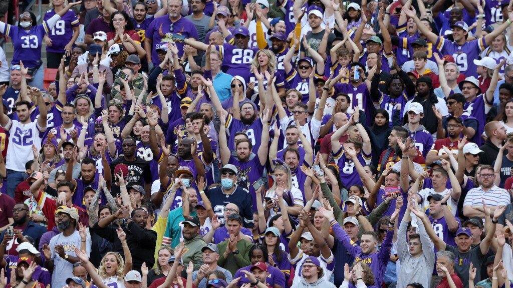 Minnesota-Vikings-fans-2-aspect-ratio-16-9