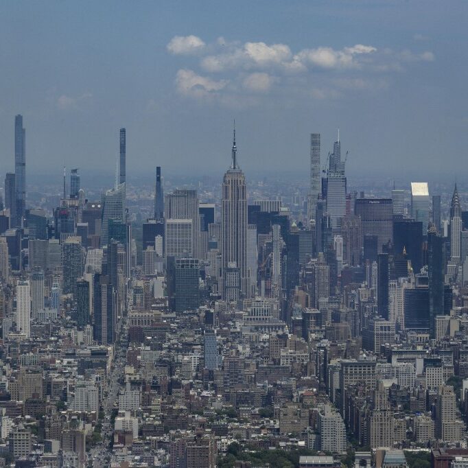 Manhattan-skyline-aspect-ratio-1-1