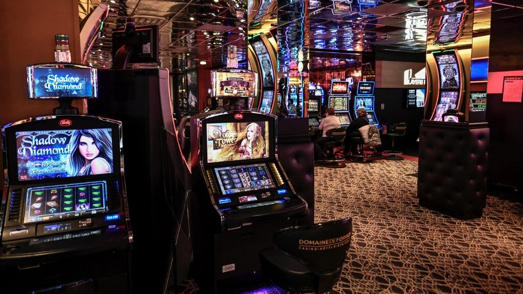 slot-machines-at-a-casino-aspect-ratio-16-9