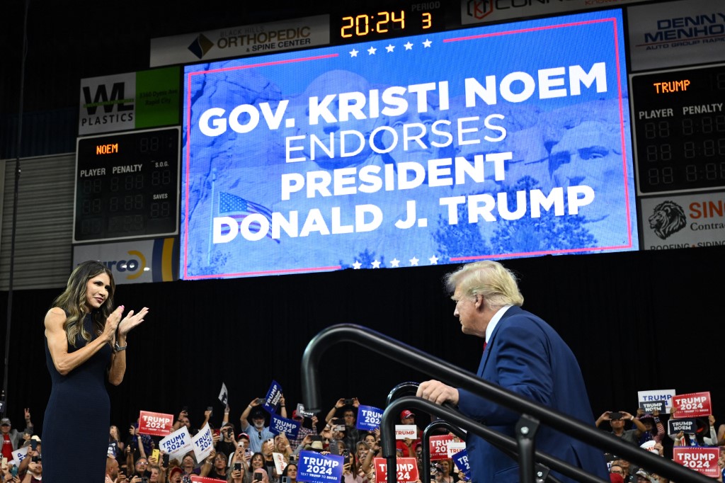 Donald Trump campaign rally Kristi Noem