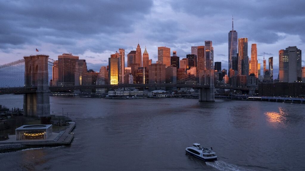 skyline-of-lower-Manhattan-aspect-ratio-16-9