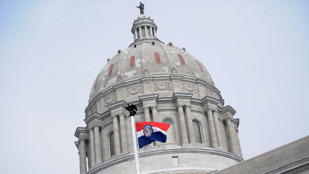 missouri-state-flag-capitol-building-jefferson-city-aspect-ratio-16-9