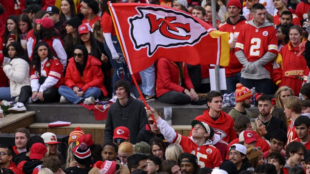 Kansas-City-Chiefs-fans-aspect-ratio-16-9