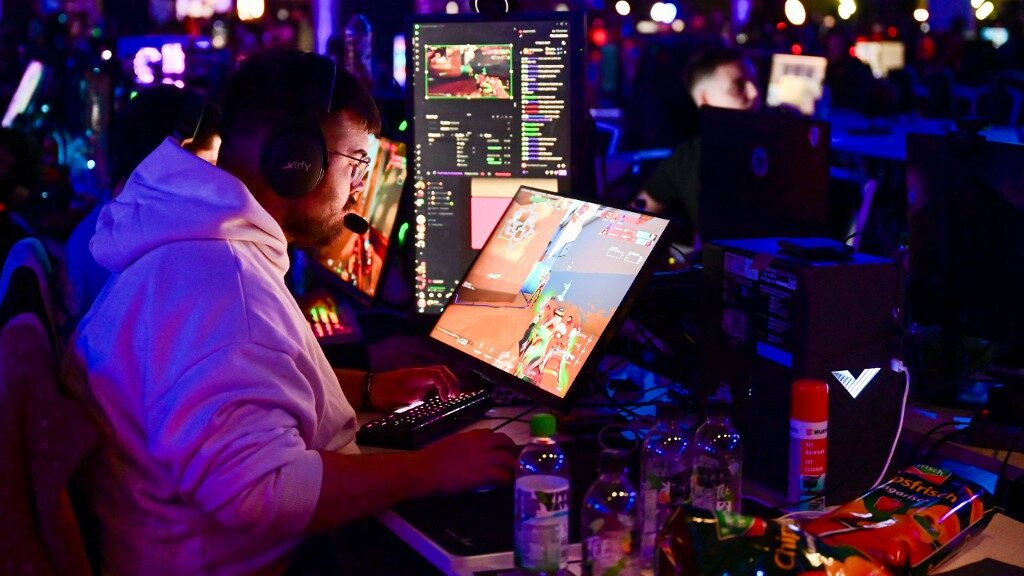 gamer-plays-a-video-game-at-gamescom-lan-aspect-ratio-16-9