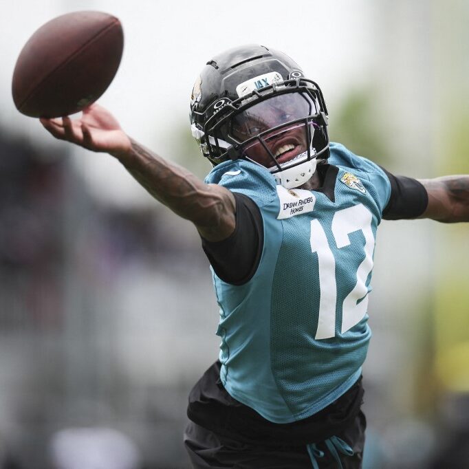 Travis-Hunter-Jacksonville-Jaguars-aspect-ratio-1-1